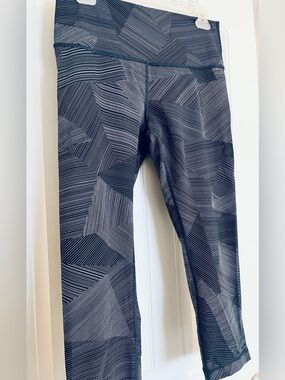 lululemon athletica - Wunder Under - Navy & Gray Geo Print Crop - 21” Size 10